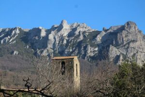 Graffitis médiévaux gravés dans le château de Bugarach.